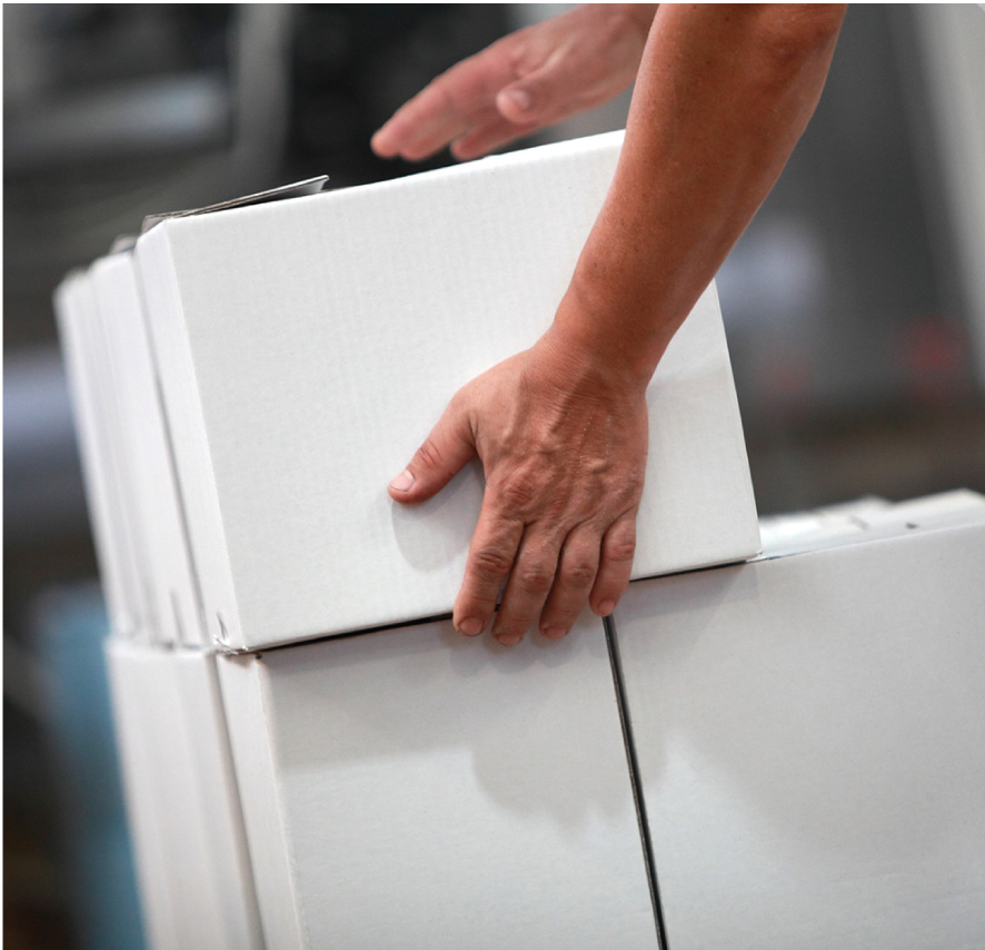 荷物を持っている人の様子の画像