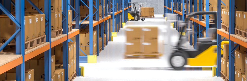 倉庫で自動で、荷物を運送機が運んでいる様子の画像